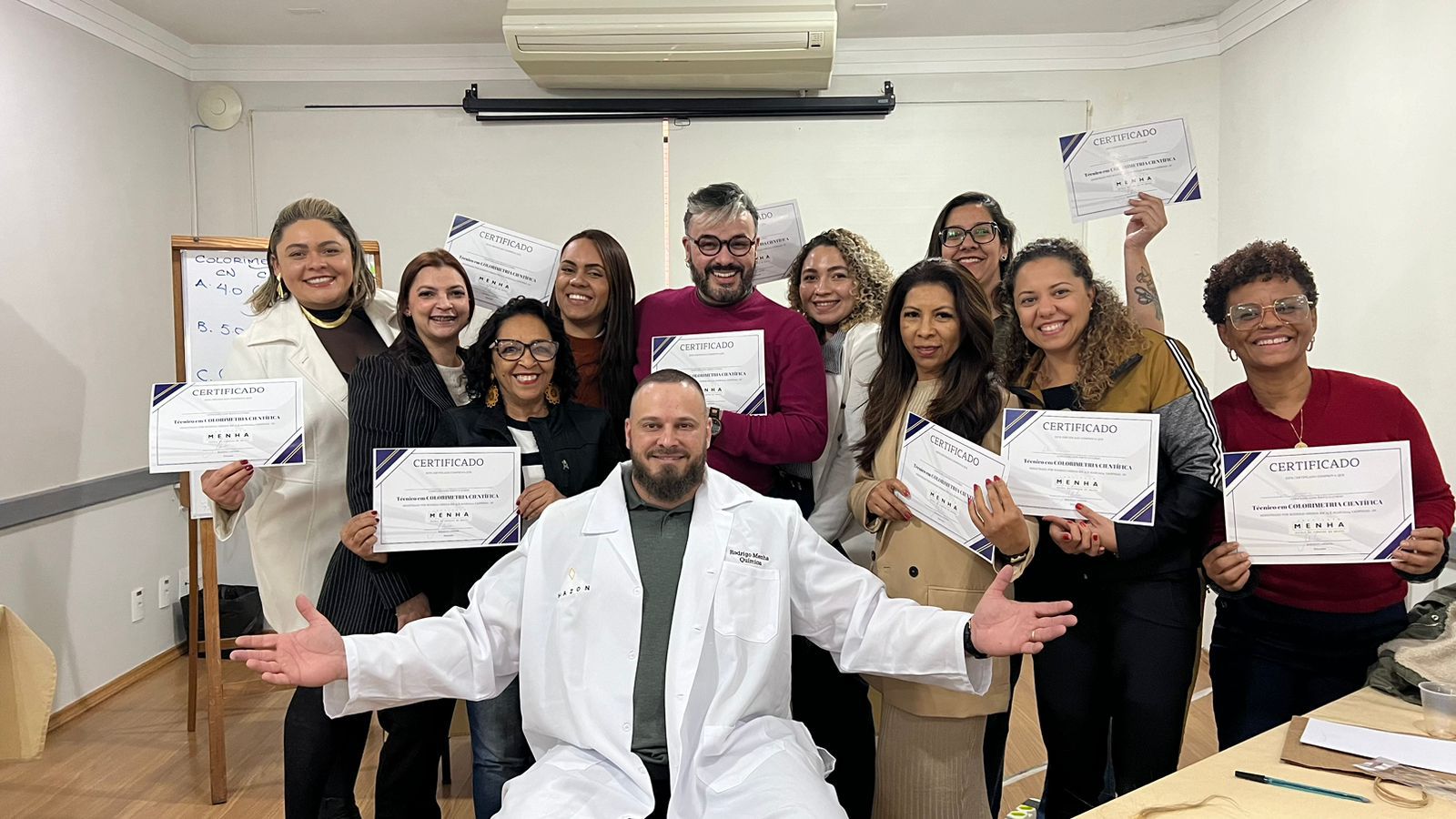 Turma do curso Colorimetria Científica com Rodrigo Menha — entrega de certificados
